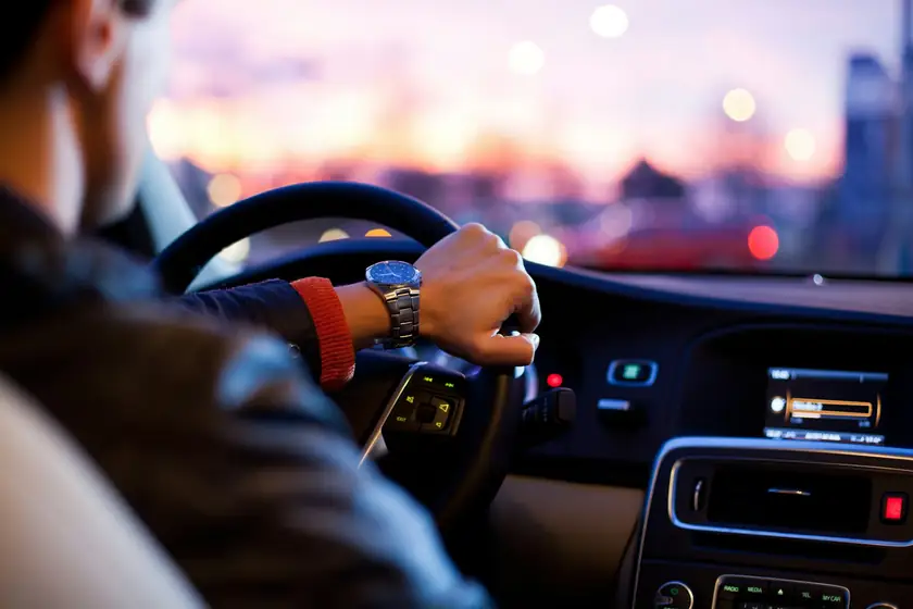 Motorista ao volante dirigindo pela cidade