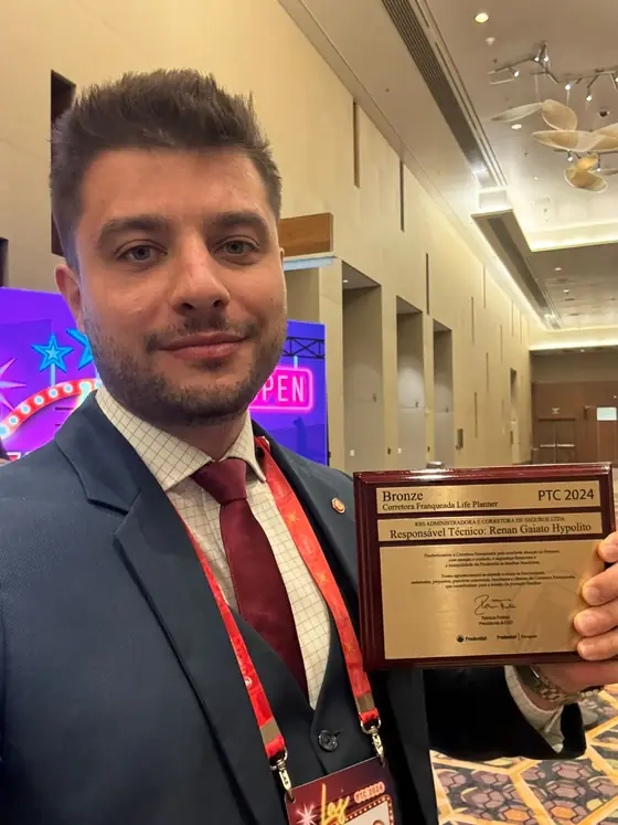 Renan Hypolito, sócio da RBS, com a placa de premiação PTC 2024